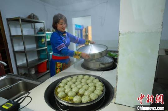 蒸熟的清明粑?！±铤Q 攝