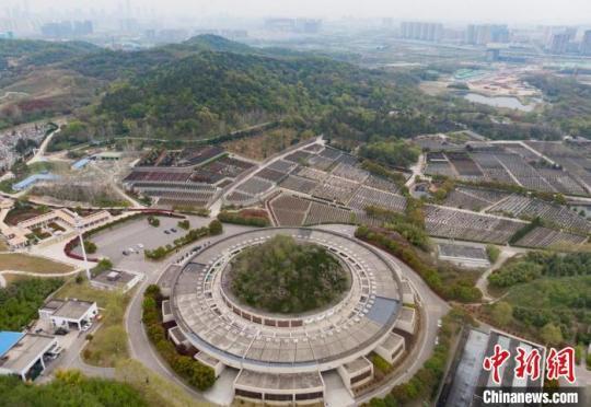 下階段，南京殯儀館紀(jì)念環(huán)將繼續(xù)推廣文明、健康、環(huán)保的祭掃方式，為不能到現(xiàn)場(chǎng)祭掃的市民代為祭奠。　泱波 攝