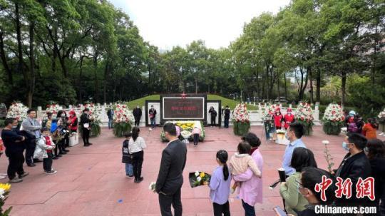 圖為清明節(jié)重慶社會(huì)各界人士緬懷紅巖英烈。　肖江川 攝