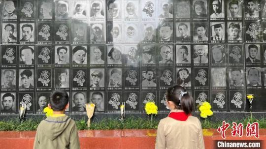 圖為清明節(jié)重慶社會(huì)各界人士緬懷紅巖英烈?！⌒そ?攝