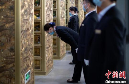 清明節(jié)，工作人員公益代祭掃。　泱波 攝