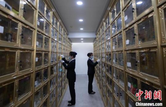 工作人員開展公益代祭掃活動(dòng)?！°蟛?攝