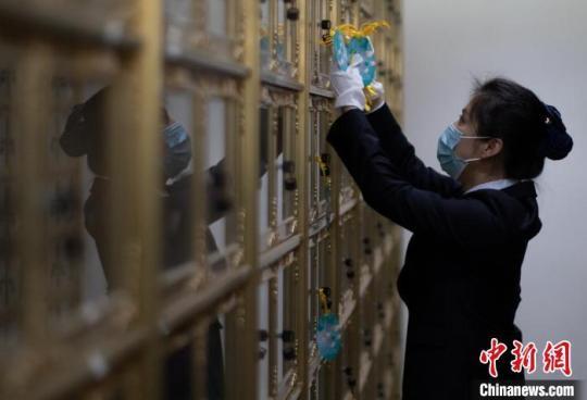 工作人員懸掛祈?？ā！°蟛?攝