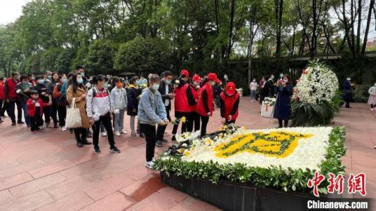 圖為清明節(jié)重慶社會(huì)各界人士緬懷紅巖英烈?！⌒そ?攝