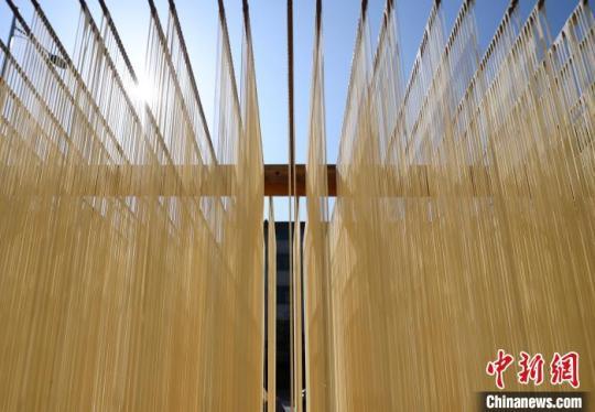 陽光下的縉云爽面?！⊥鮿?攝