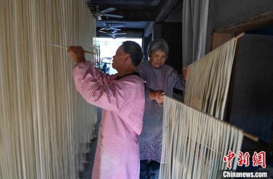 縉云姓王村村民將爽面陸續(xù)掛起?！⊥鮿?攝