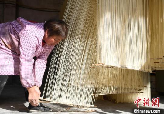 早晨陽光照射著細如絲的爽面。　王剛 攝