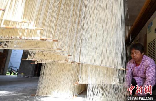 村民適當下拉即將晾曬的爽面?！⊥鮿?攝