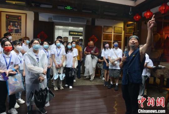 圖為同利肉燕傳人陳君凡(右)向研學(xué)體驗(yàn)營的學(xué)生介紹百年老鋪同利肉燕。　張斌 攝