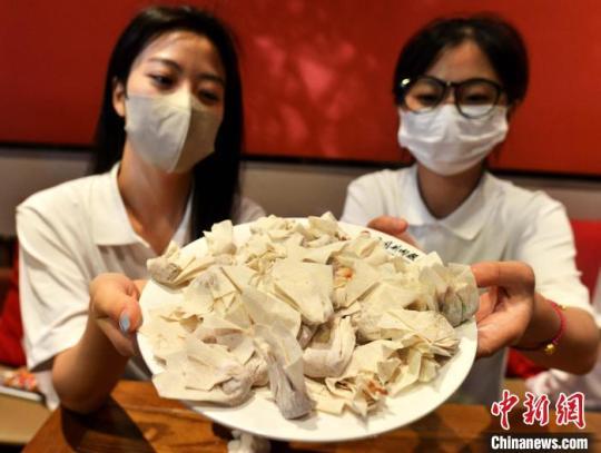 圖為研學(xué)體驗(yàn)營的學(xué)生展示自己包的肉燕?！埍?攝