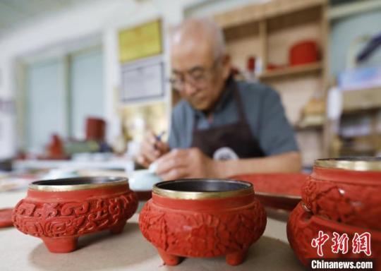 河北雕漆技藝傳承人:用時(shí)光雕刻“慢藝術(shù)”