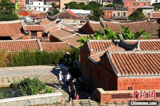 游客在梧林傳統(tǒng)村落游玩參觀?！⊥鯑|明 攝