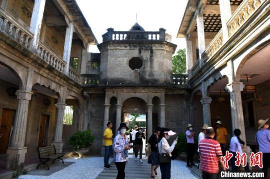 游客在梧林傳統(tǒng)村落游玩參觀?！⊥鯑|明 攝