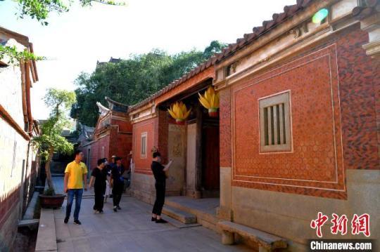 游客在梧林傳統(tǒng)村落游玩參觀。　王東明 攝