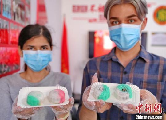 圖為外國(guó)留學(xué)生展示制作完成的月餅。　曹建雄 攝