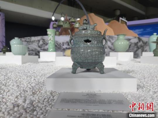 “宋瓷夢華”——青瓷沉浸式交互藝術(shù)展上的龍泉青瓷作品?！「碉w揚(yáng) 攝