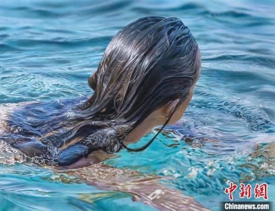 Johannes Wessmark(瑞典)的《 濕的頭發(fā)》獲達(dá)·芬奇視覺藝術(shù)獎(jiǎng)?！≈鬓k方供圖