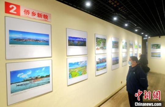 此次攝影展用鏡頭呈現(xiàn)歸僑僑眷和海外僑胞眼中魅力獨(dú)特的福建僑鄉(xiāng)文化?!埍?攝