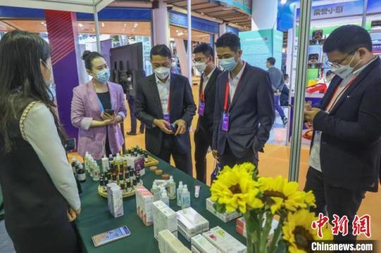 海絲品博會展出海上絲綢之路沿線國家和地區(qū)特色商品?！±顦s鑫 攝