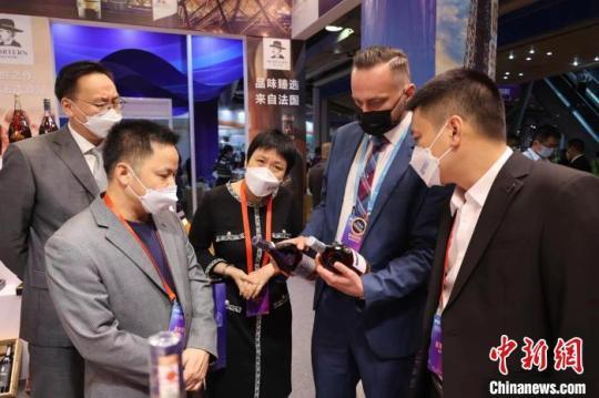 海絲品博會參展商、采購商來自30多個國家和地區(qū)?！±顦s鑫 攝