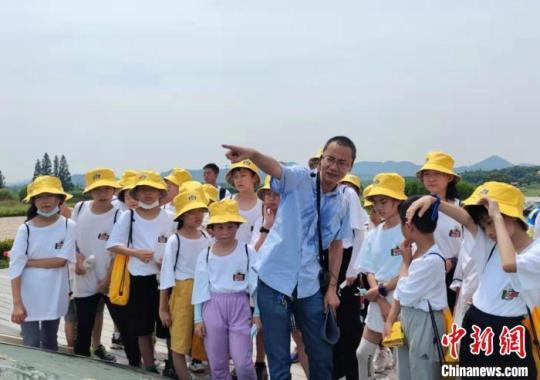 浙江省文物考古研究所研究員、良渚古城及水利系統(tǒng)項目考古領(lǐng)隊王寧遠(yuǎn)為學(xué)生介紹相關(guān)知識 孫源 攝