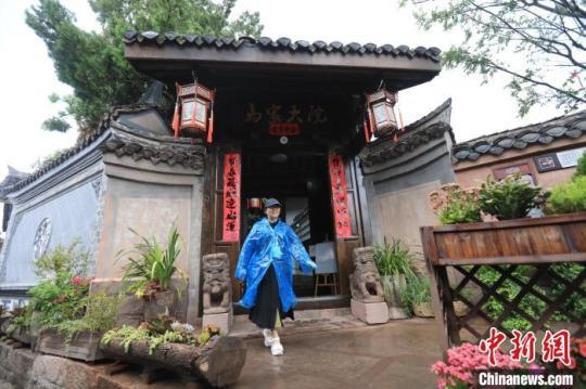 一位海外華媒代表參觀建昌古城的一家老宅院?！⊥趵?攝