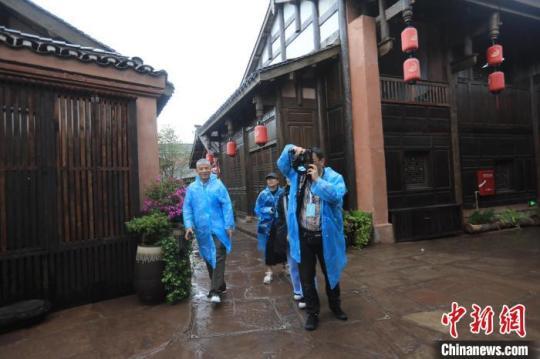 海外華媒代表在建昌古城的小巷里拍攝。　王磊 攝