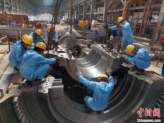 圖為青山緯達(dá)貝園區(qū)汽輪機(jī)機(jī)組在進(jìn)行現(xiàn)場(chǎng)安裝。 受訪者供圖