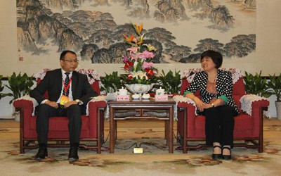 圖為浙江省僑辦主任王文娟會(huì)見法華工商聯(lián)合會(huì)會(huì)長郭智敏
