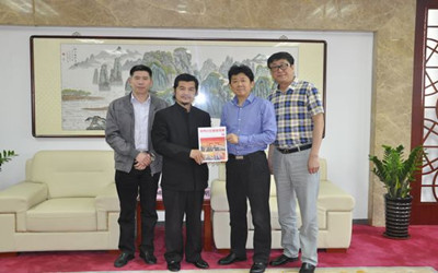 圖為安徽省僑聯(lián)黨組成員、副主席吳向明(右二)會(huì)見(jiàn)澳門印尼歸僑協(xié)會(huì)會(huì)長(zhǎng)陳海磷(左二)一行