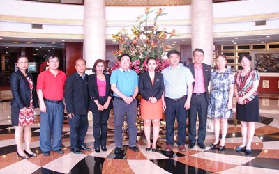 圖為自治區(qū)僑聯(lián)主席韋干(左五)、副主席林振龍(左二)在南寧會見泰國TRM公司主席瑪納沙囡猜松女士(右五)一行時合影留念