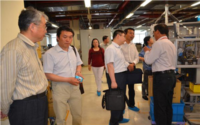 調(diào)研組深入到車間實地察看