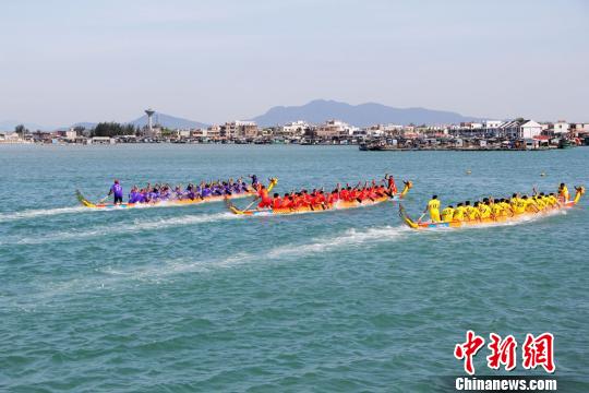 龍舟比賽現(xiàn)場(chǎng)。(陳路路