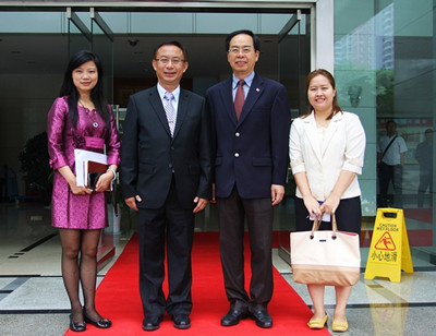 省外事僑務(wù)辦公室副主任譚欣等與泰國駐成都總領(lǐng)事郭梅特一行合影留念