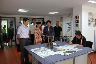 參觀僑眷書畫室