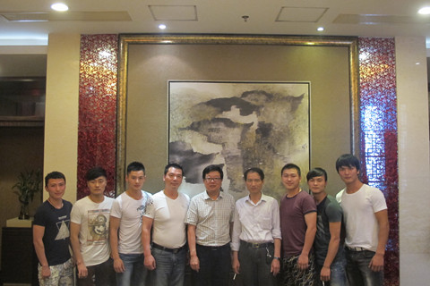 沈更生主任(中)與如東少年雜技團(tuán)赴港演出團(tuán)部分成員合影