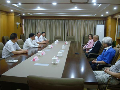 王華會(huì)長與來訪客人親切交談