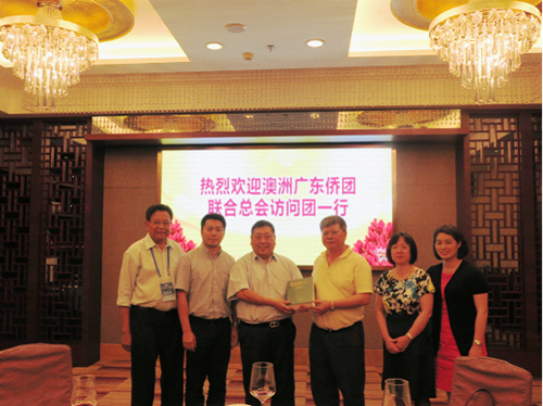 馮煜榮副市長向王國忠議員贈送紀(jì)念品