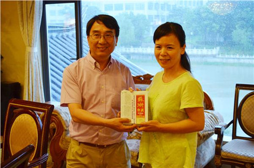 王仲夷向省僑辦文宣處贈(zèng)送學(xué)報(bào)