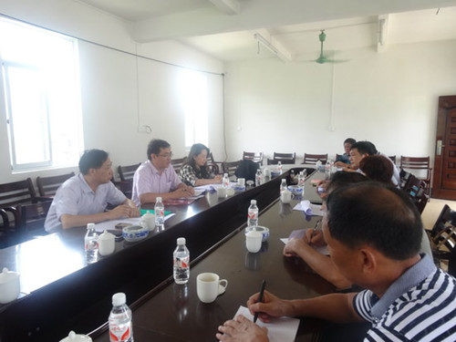 自治區(qū)僑辦調(diào)研組到十萬(wàn)山華僑林場(chǎng)調(diào)研