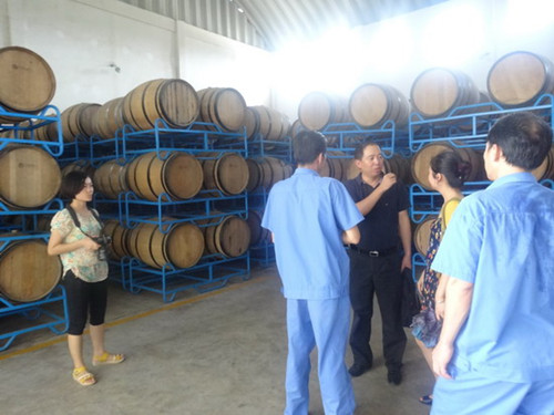 防城港市外僑辦主任李洪波到上思縣調(diào)研朗姆酒項目陳釀酒庫