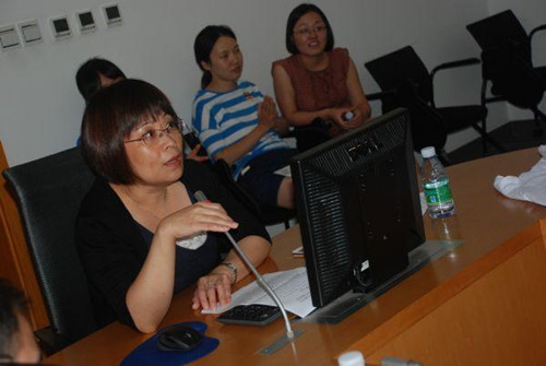 昆山市僑辦副主任姜紅在“新僑之家”組織中醫(yī)院醫(yī)生進行義診活動