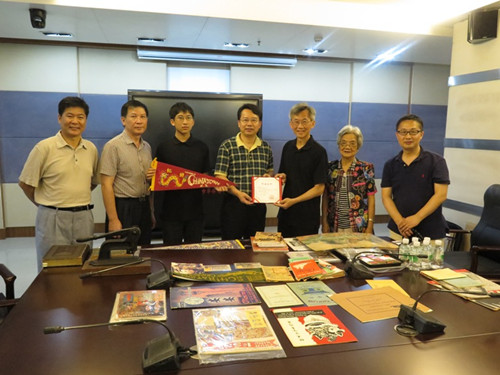 謝志偉向廣州市僑辦捐贈(zèng)華僑資料實(shí)物儀式現(xiàn)場