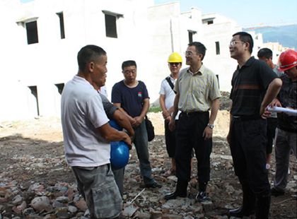 張凌和孫勝與施工人員代表交換意見(jiàn)