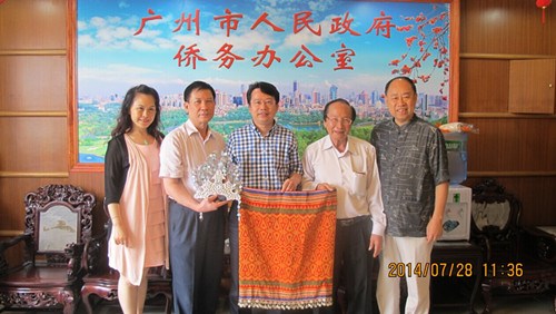 湯永鴻先生向廣州華僑博物館捐贈(zèng)馬來(lái)西亞民族服飾。