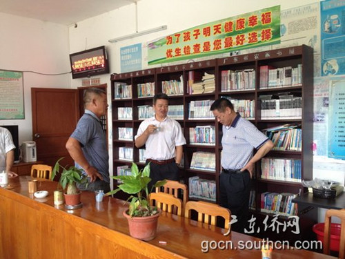 蔡偉生副主任聽取縣、村干部介紹黃柏村扶貧工作開展情況