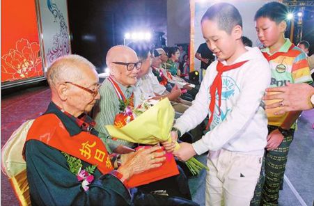 少先隊員為南洋華僑老機工獻花