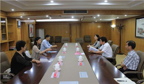 中國(guó)僑網(wǎng)耿忠社長(zhǎng)向王華主任介紹推薦中國(guó)影片參加?xùn)|京電影節(jié)有關(guān)情況