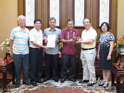 中國僑網(wǎng)古巴謝戈德阿維拉省洪門民治黨訪問團(tuán)向省僑辦及華僑博物館捐贈(zèng)華僑華人歷史文物