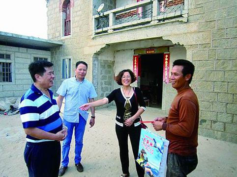 中國僑網(wǎng)9月中旬,市僑聯(lián)會同卡朱米羽絨服企業(yè)赴南日鎮(zhèn)開展“僑愛心行動”